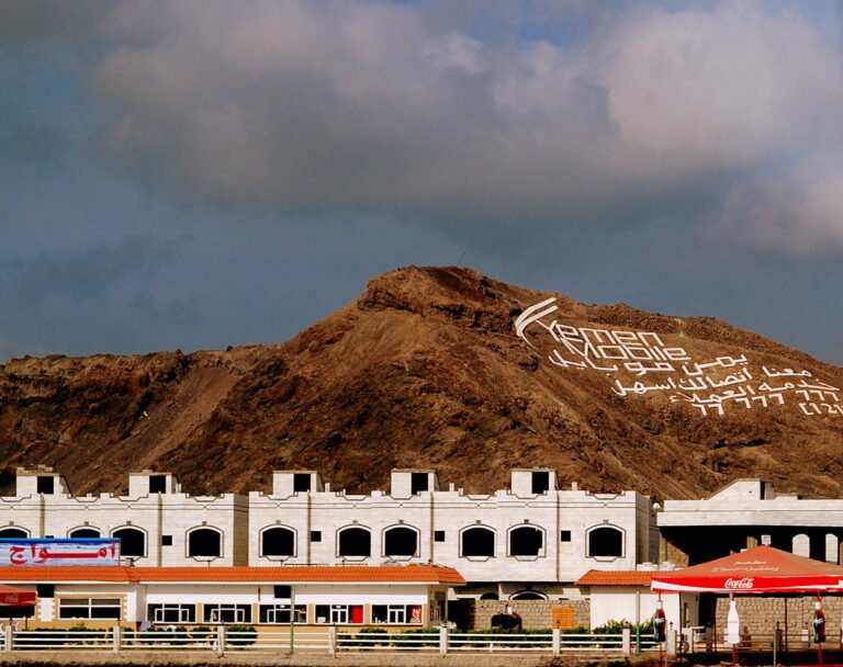 Edificações diante de uma encosta rochosa em Áden, no Iêmen, em fotografia de 2009.