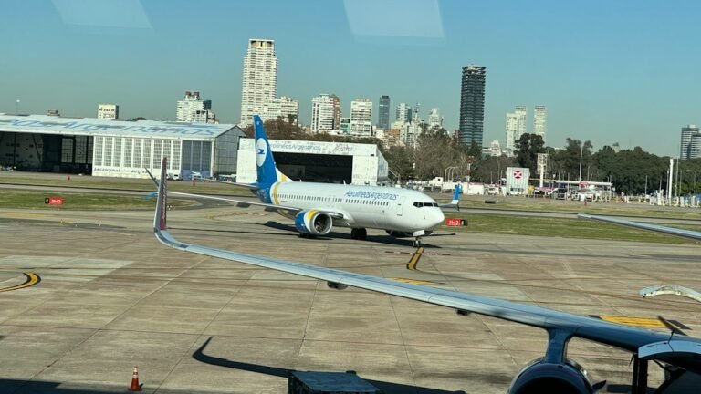 Avião no Aeroparque Jorge Newbery com prédios de Buenos Aires ao fundo