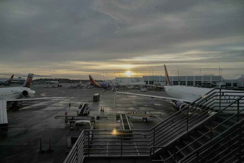 Pista e aeronaves no Aeroporto JFK, em Nova York, ao entardecer