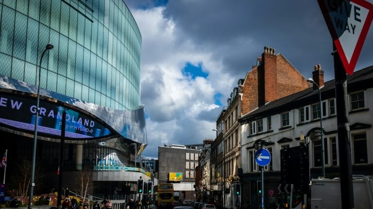 Rua e edifícios no entorno da estação Birmingham New Street, na Inglaterra