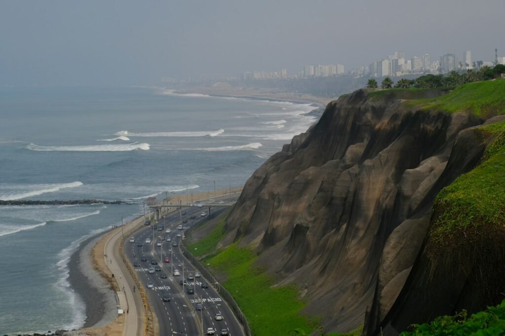 Vista do oceano e da via costeira em Miraflores, Lima, em fotografia de arquivo.