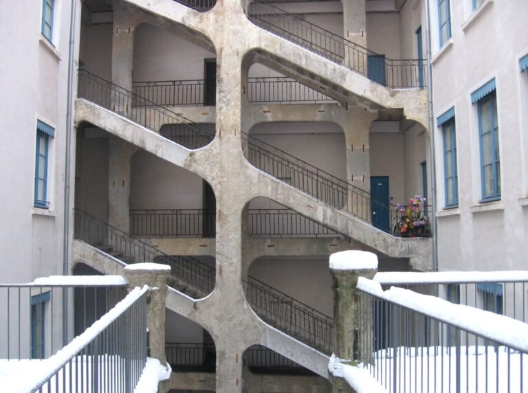 Escadaria da Cour des Voraces, em Lyon, com lances diagonais e neve nos corrimãos, em janeiro de 2010.