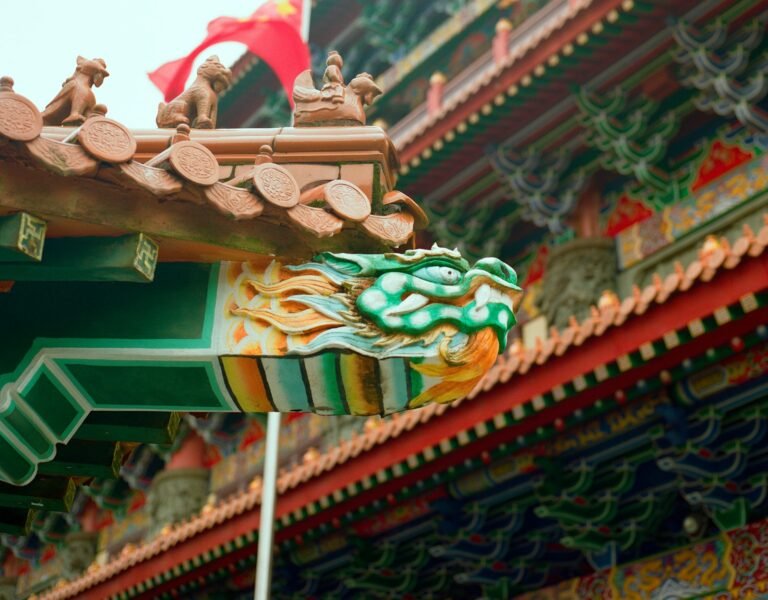Escultura colorida de dragão em telhado tradicional de Hong Kong