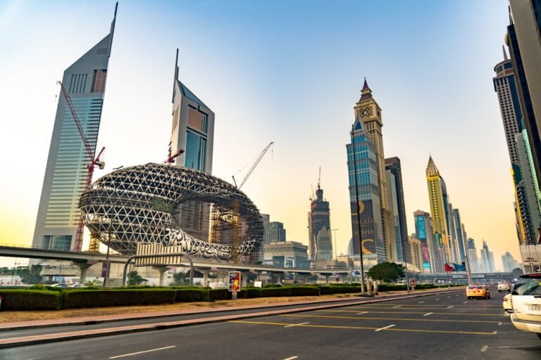 Vista de edifícios e da Sheikh Zayed Road, em Dubai, em fotografia de arquivo publicada em 2019; imagem ilustrativa da cidade.