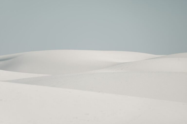 Dunas brancas de gipsita em White Sands, no Novo México, sob céu claro