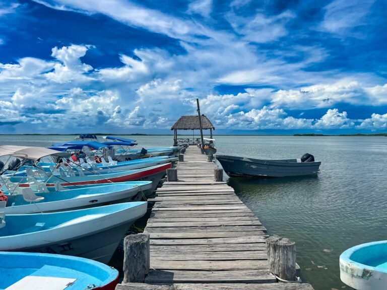 Embarcadouro com barcos na Reserva da Biosfera de Sian Ka’an, em Tulum, México