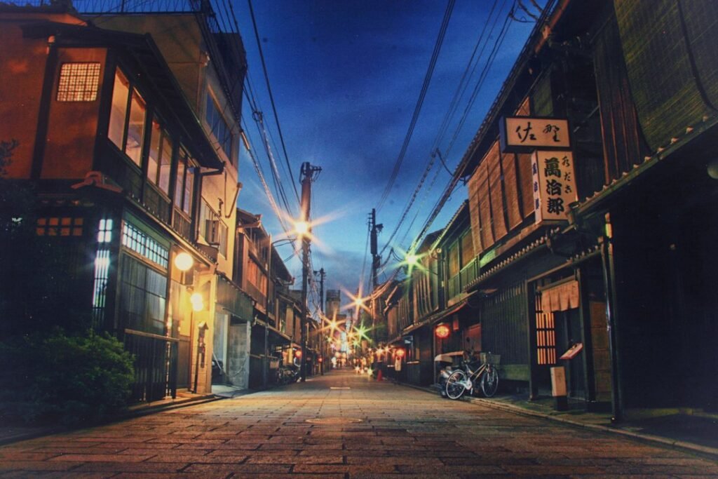 Rua tradicional de Gion, em Kyoto, iluminada ao anoitecer