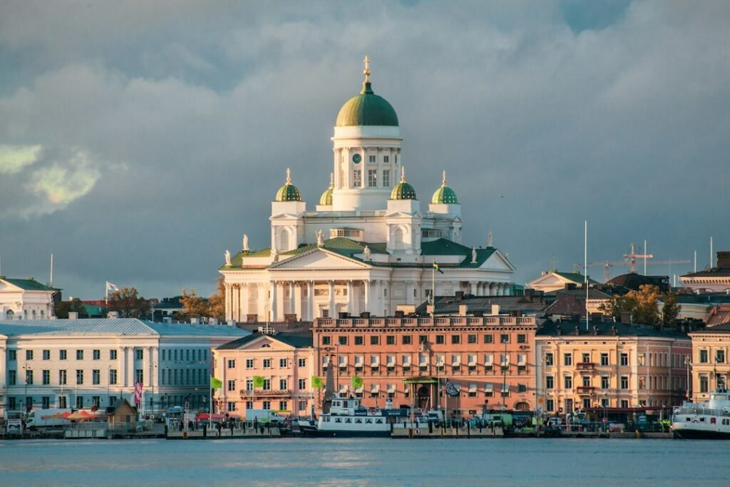 Catedral de Helsinque e edifícios junto à água, na Finlândia