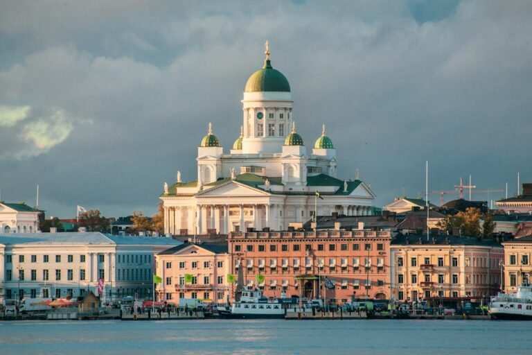Catedral de Helsinque e edifícios junto à água, na Finlândia