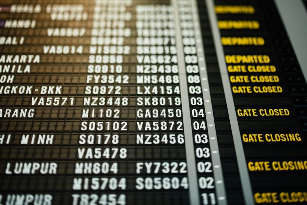 Painel de partidas e portões em terminal de aeroporto