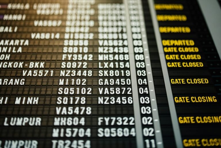 Painel de partidas e portões em terminal de aeroporto