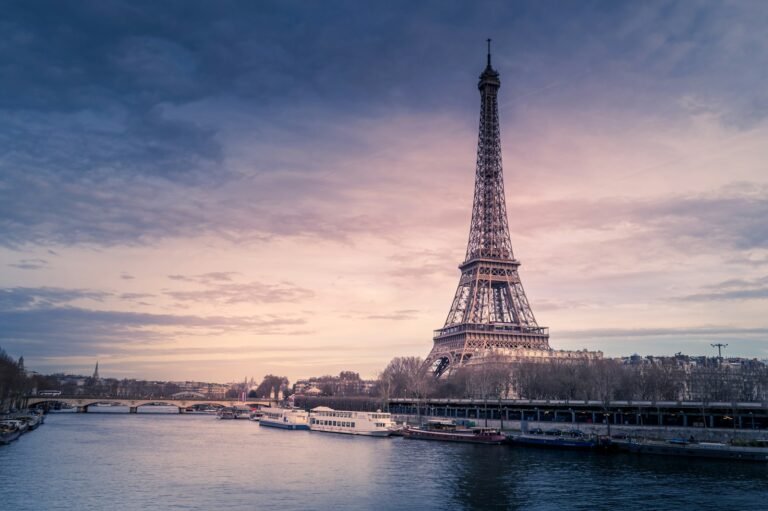 Torre Eiffel e barcos no rio Sena, em Paris