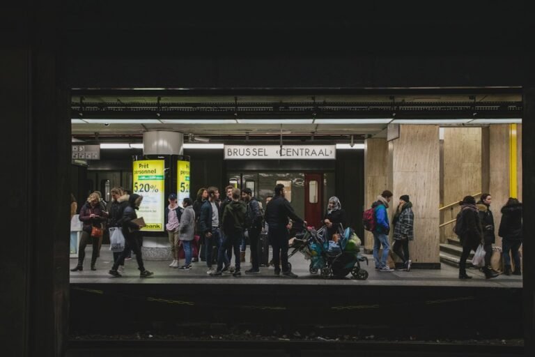 Passageiros na plataforma da estação Bruxelles-Central, em Bruxelas
