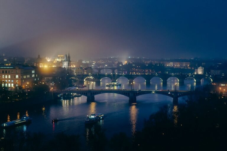 Pontes e edifícios históricos de Praga iluminados à noite