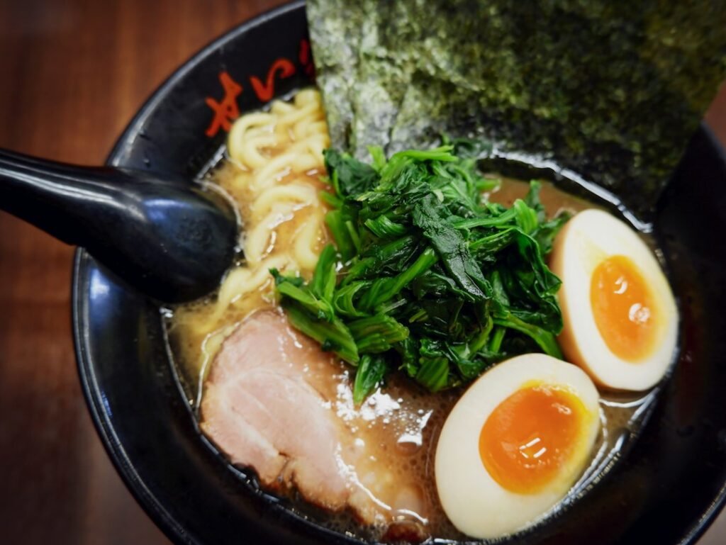 Tigela de ramen com carne, ovo, verduras e alga servida em Tóquio