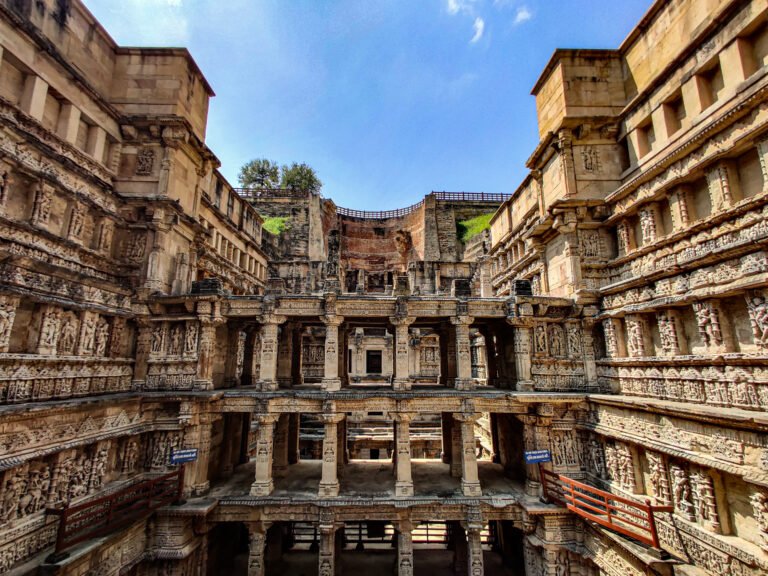 Escadarias e paredes esculpidas do poço Rani-ki-Vav, em Patan, na Índia