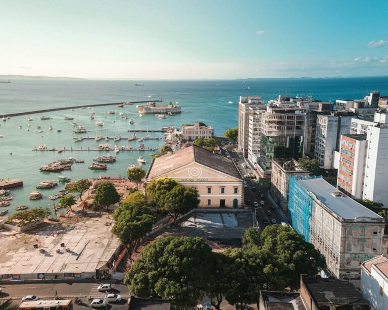 Mercado Modelo, edifícios e embarcações junto à Baía de Todos-os-Santos, em Salvador