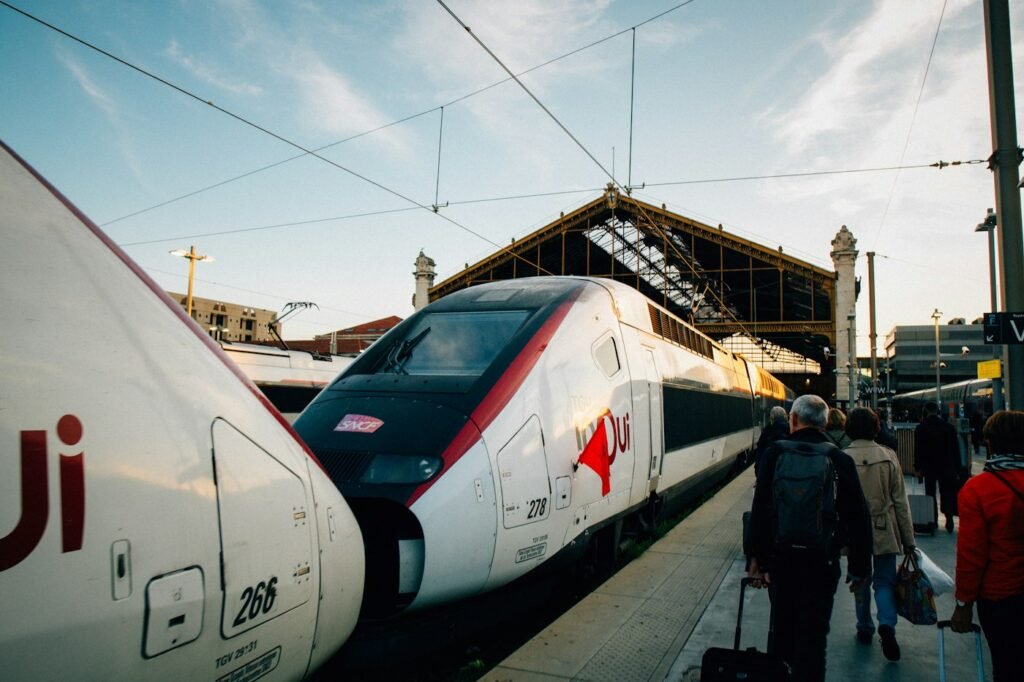 Trens TGV INOUI e passageiros na plataforma de Marseille Saint-Charles, na França, em foto de arquivo.
