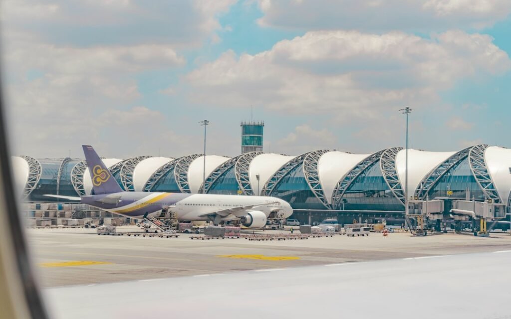 Aeronave da Thai Airways estacionada diante do terminal de Suvarnabhumi, na Tailândia.