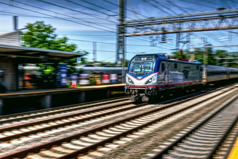Trem da Amtrak passando pelos trilhos junto à plataforma de Princeton Junction, em Nova Jersey