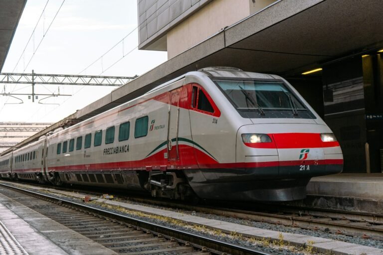 Trem na estação Roma Termini, em fotografia de arquivo ilustrativa sobre viagens ferroviárias na Itália.