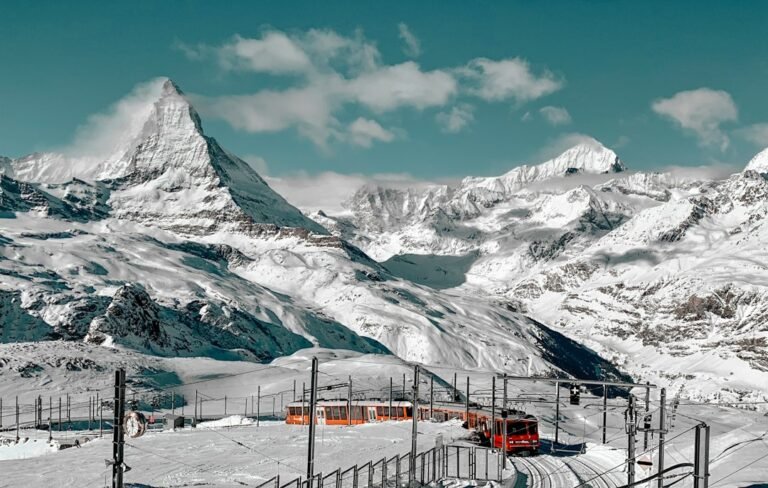 Trem de montanha diante do Matterhorn coberto de neve, em Zermatt, Suíça