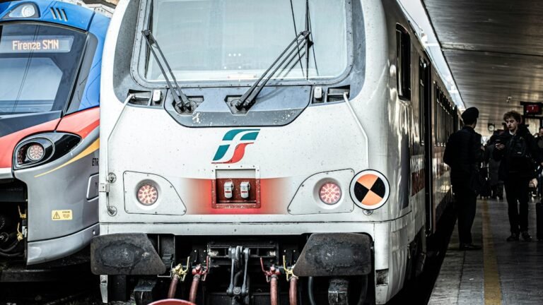 Trens parados nas plataformas da estação Firenze Santa Maria Novella, em Florença