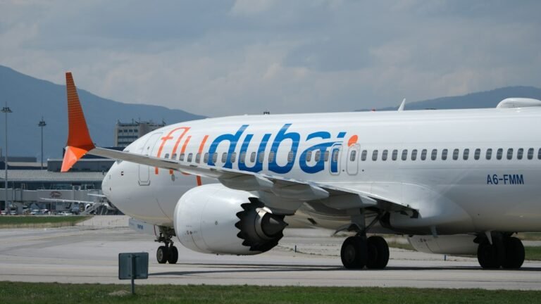 Aeronave da flydubai em solo, com a marca da companhia na fuselagem.